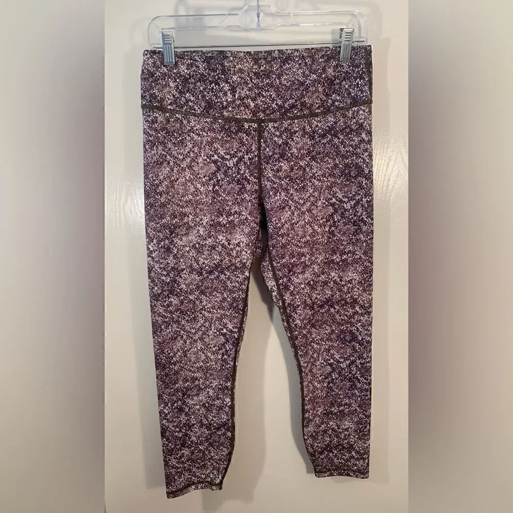 Fabletics EUC gray snakeskin print cropped leggings Size medium
